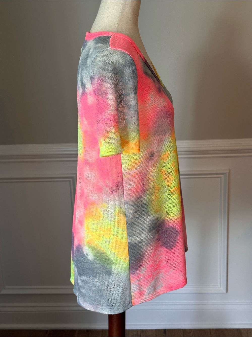 NEW BiBi Tie Dye Print Low Gauge Deep U Neck Top size Small - Picture 2 of 9